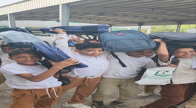 برعاية طارق .. توزيع حقائب مدرسية بدار سعد في عدن
