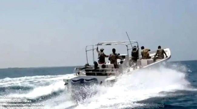 القوات البحرية وخفر السواحل تدمران ثلاثة زوارق حوثية محمّلة بالمتفجرات في البحر الأحمر