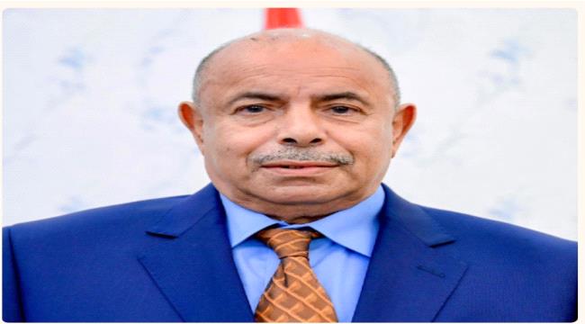 الخنبشي يوجه الأجهزة الأمنية بضبط الوضع في مطار الريان والمكلا ويحذر من العبث بمقدرات المحافظة