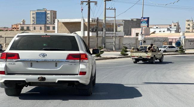 محافظ المهرة يقوم بجولة ميدانية في مدينة الغيضة لمراقبة الوضع الأمني