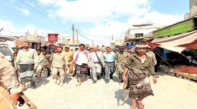 محافظ لحج يتفقد الحوطة ويطمئن المواطنين: الأوضاع مستقرة ويد الأمن لن تتهاون مع المخالفين