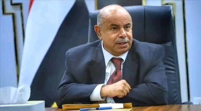 محافظ حضرموت يوجّه بمنع حمل السلاح في الأماكن العامة ويطّلع على خطة تأمين مطار الريان