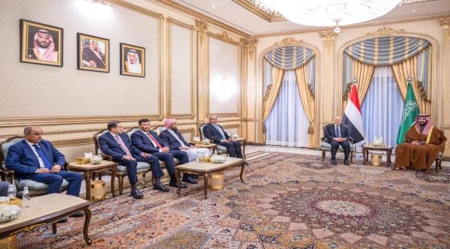 وزير الدفاع السعودي يبحث مع رئيس وأعضاء مجلس القيادة الرئاسي اليمني 