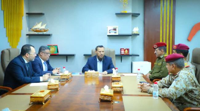 عاجل | محافظ عدن يوجه بالبدء بتنفيذ إجراءات إعادة تموضع القوات العسكرية خارج المدن 