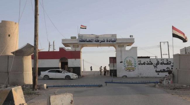 ضبط مروج مواد ممنوعة متنكرًا بزي أمني في أسواق مدينة الغيضة