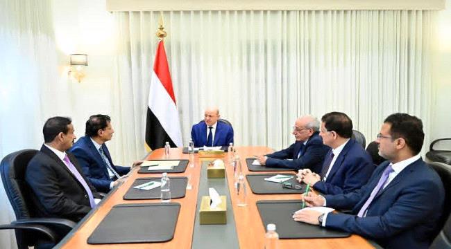 الرئيس العليمي يجتمع بمحافظي المهرة وشبوة ويعلن تدشين مرحلة واعدة بالمشاريع الانمائية في المحافظتين
