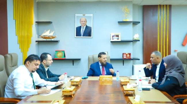 محافظ عدن يؤكد أولوية التعليم واستمرار صرف حوافز المعلمين