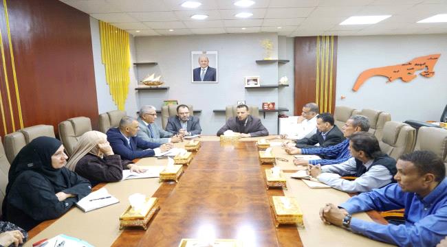 محافظ عدن يقر زيادة حافز المعلمين وتنفيذ حملة نظافة للمدارس بعموم المديريات 