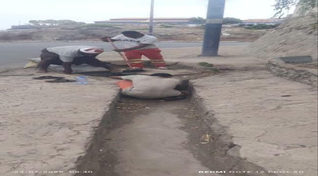 مدير عام صندوق النظافة يوجه بتصفية وتنظيف مجاري السيول استعدادًا لمنخفض جوي قادم