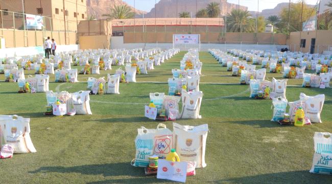 حضرموت: مؤسسة البادية ترسم البسمة على وجوه الأسر والأطفال بتوزيعها 500 سلة غذائية و300 كسوة عيد