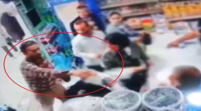 فيديو يشعل غضب..رجل يصب اللبن على رأسي امرأتين لا ترتديان الحجاب.. ويتم اعتقالهما بعدها!