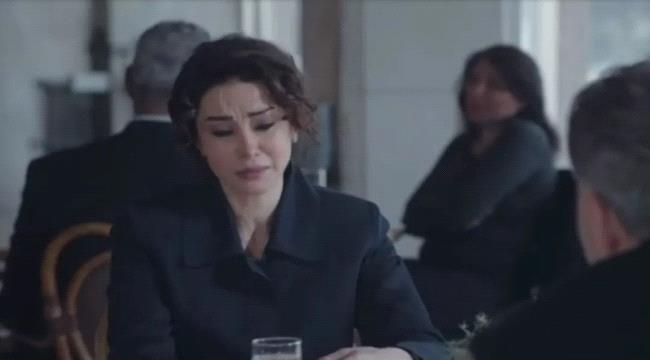 صورتها بالحجاب تفضح جنسيتها السورية.. مشهد "خلع الحجاب" للفنانة كاريس بشار في مسلسل "النار بالنار" يثير الجدل
