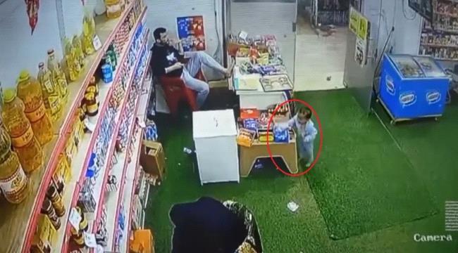 ألطف سرقة.. طفل يسرق "بسكويت" بسرعة خاطفة ويفرّ هارباً وسط ذهول صاحب المحل