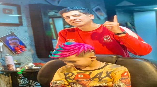 استعدادا لعيد الفطر.. حلاق مصري يثير الجدل بتسريحة شعر جديدة 