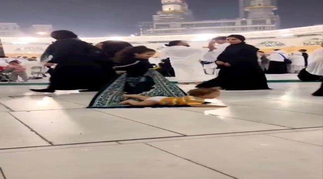 براءة الأطفال.. طفلة تلاعب شقيقها الرضيع في صحن الطواف تلفت انتباه المعتمرين