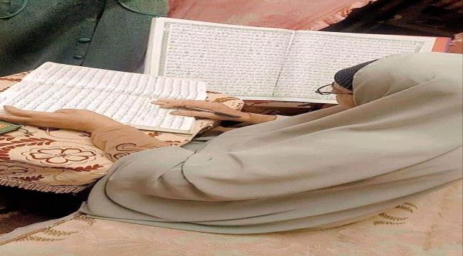 انهالت عبارات المدح.. سيدة مصرية تنتهي من كتابة #القرآن الكريم كاملًا وسط رمضان خلال عام كامل بخط يديها
