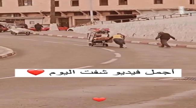 مشهد إنساني مؤثر.. رجل مسن يساعد رجلًا مبتور الساق في دفع عربته في #المغرب