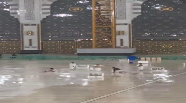 معتمرون يحتفلون بالأمطار الغزيرة في مشهد رائع بالحرم المكي