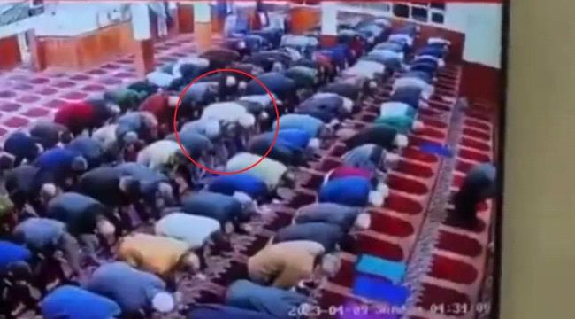 تظاهر أنه يصلي مع المسلمين.. شخص يقتحم صفوف المصلين ويطعن إمام مسجد خلال صلاة الفجر في أمريكا