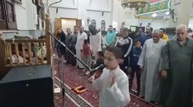 الإمام الصغير.. طفل يؤم الناس بصلاة التراويح في مسجد بمصر يثير ضجة على الإنترنت