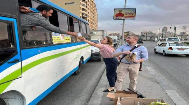 رمضان في مصر حاجة تانية..دبلوماسيو كندا يوزعون التمر و المياه على المارة ساعة الإفطار بالقاهرة