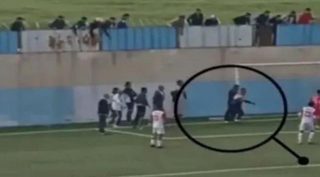 لقطة غريبة في #الجزائر.. مشجع يسجل وحكم يحتسب هدفًا يثير سخرية المتابعين