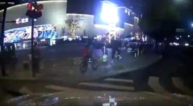 انهار بسبب خطيبته..سائقاً يقتحم متجراً ويدمره في الصين