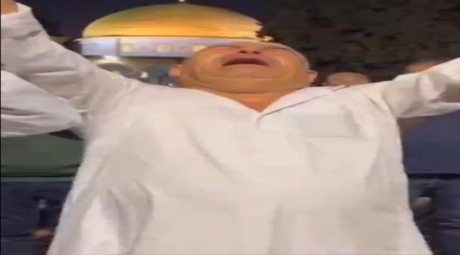 فيديو مؤثر.. مُسن يبكي بحرقة متأثرًا بالصلوات الأخيرة والدعاء في ليلة القدر الأخيرة برمضان في المسجد الأقصى