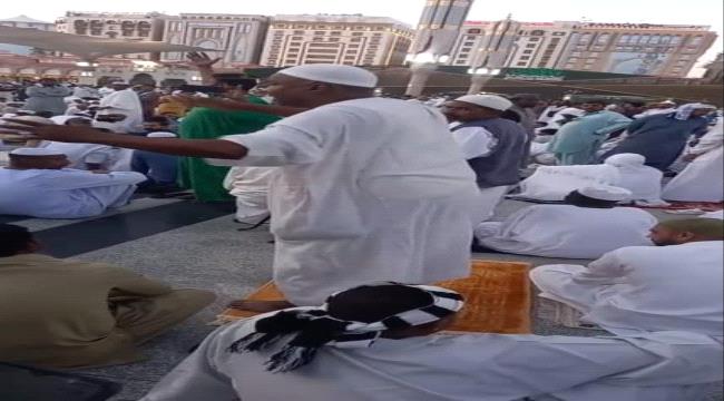 من المسجد النبوي بالمدينة.. رجل يدعو لوقف القتال في #السودان في صلاة #عيد_الفطر في مشهد مؤثر 