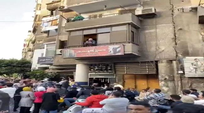 "بنحبك يا حسن".. مصري يلقي "العيدية" على المصلين من شرفة منزله ويثير الجدل