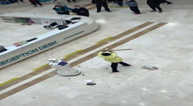 لعمله بدلاً من الممرضات..امرأة تضرب روبوتًا ضربًا مبرحًا بإحدى المستشفيات في الصين