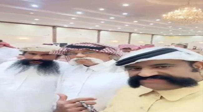 سعوديون يستعرضون "شواربهم" الطويلة في مناسبة عامة في مقطع يغزو الإنترنت