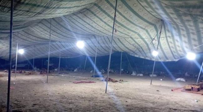 نصب خيمة تمهيدًا لاستقبال اللواء فيصل رجب في مسقط رأسه بأبين.."صورة"