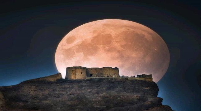 مصور عدني ينجح في التقاط صورة لـ "القمر العملاق" خلف قلعة صيرة التاريخية.."شاهدها"
