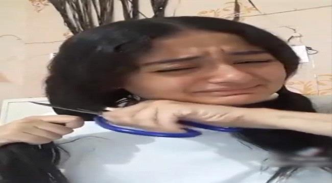 طالبة مصرية تنهار بالدموع وتقص شعرها بسبب تخرجها من الثانوية بنسبة منخفضة