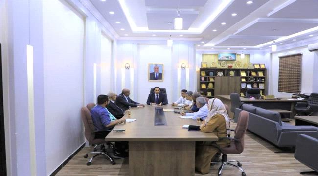 وزير الشباب والرياضة يناقش مع فرع مكتب الوزارة بعدن عمل حملة إرشادية لتجنب مخاطر السباحة