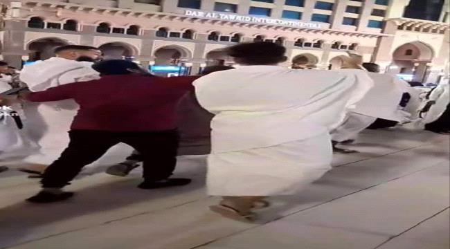 أثناء أدائه العمرة.. شباب يطاردون بنزيما في الحرم المكي لالتقاط سيلفي معه