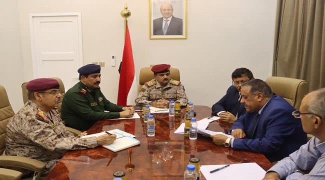 بحضور وزير الداخلية..وزير الدفاع يترأس اجتماعا للجنة الأمنية العليا  