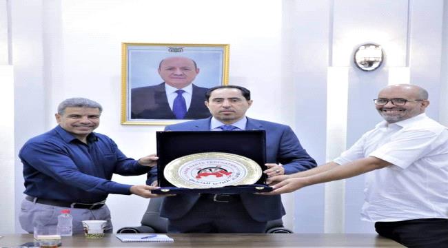 الاتحاد العربي للدارتس يكرّم الوزير نايف البكري بدرع الاتحاد