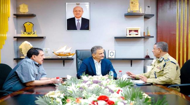 محافظ عدن يشدد على ضرورة تفعيل آلية مشروع البطاقة الذكية 