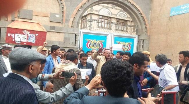 قياداته وجهت بمنع صرف المرتبات.. برلماني حوثي: لن تكونوا دولة حتى بعد ألف سنة