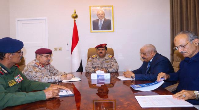 وزير الدفاع يترأس اجتماعاً للجنة الأمنية العليا
