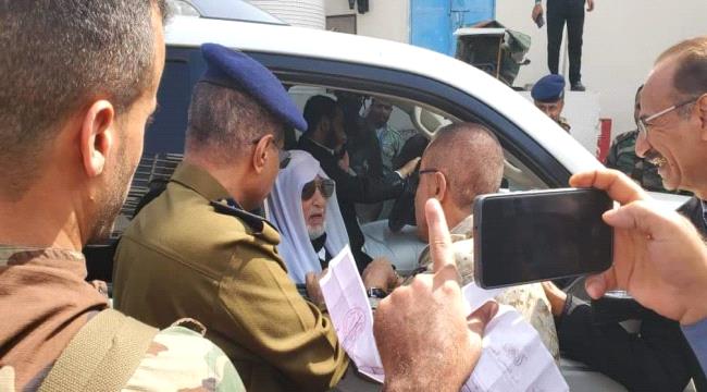 بعد توجيهات رئاسية ووزارية..تسليم مباني شركات الشيباني للإدارة الجديدة في تعز