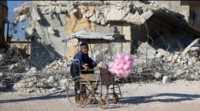 صورة تخطف القلوب.. بائع غزل البنات الصغير يبتسم وسط الدمار
