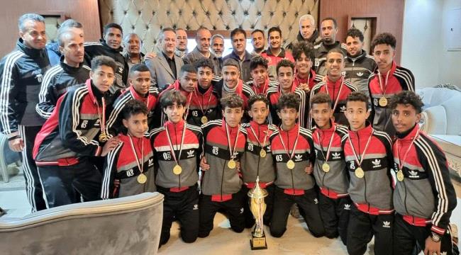 العيسي يكرم بعثة نادي أهلي تعز الفائز في البطولة الدولية لأكاديميات كرة القدم بمبلغ مالي لكل فرد