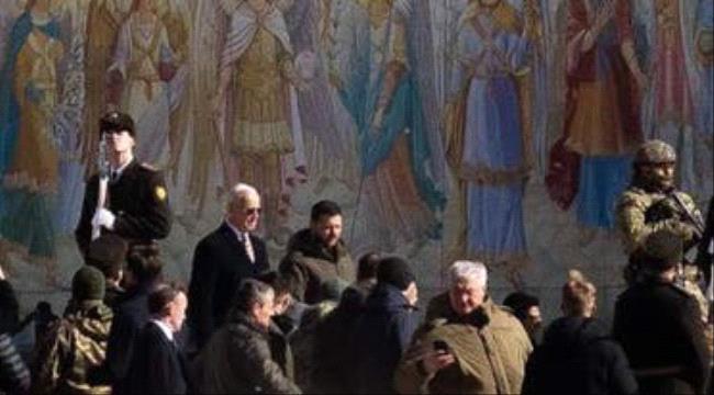"شاهد صورة"..الرئيس بايدن يتجول مع الرئيس زيلينسكي في شوارع العاصمة الأوكرانية كييف