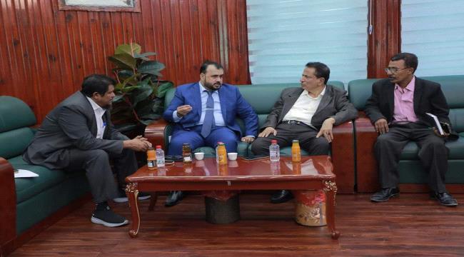 وزير الأشغال ومحافظ المهرة يناقشان سير مشاريع الطرق الجارية وإعداد خطط للبرامج القادمة