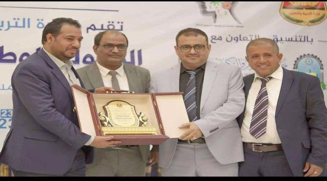وزير التربية والتعليم يكرم جامعة العلوم والتكنولوجيا بدرع الوزارة