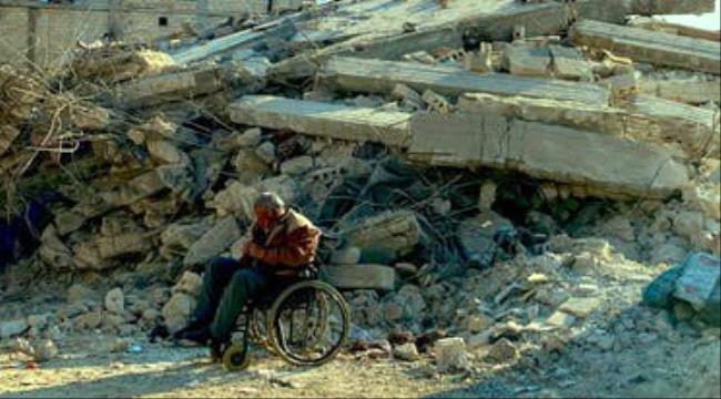 بملامحه حرقة.. صورة لمسن سوري ينتظر على أنقاض منزله عودة عائلته التي قتلها #الزلزال