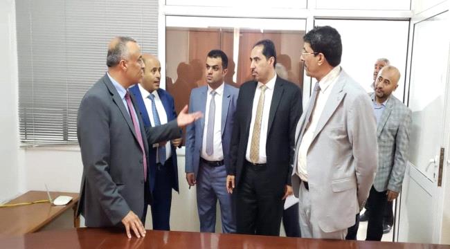 وزير الشباب والرياضة يزور سفارة بلادنا في الجزائر ويلتقي عدد من الطلاب المبتعثين فيها 